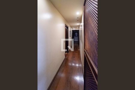 Casa à venda com 2342m², 4 quartos e 9 vagas Casa à venda com 2342m², 4 quartos e 9 vagasCorredor