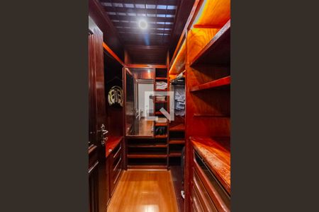 Casa à venda com 2342m², 4 quartos e 9 vagas Casa à venda com 2342m², 4 quartos e 9 vagasCloset da suíte 1