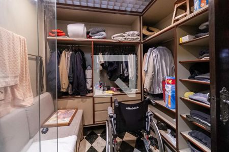 Casa à venda com 2342m², 4 quartos e 9 vagas Casa à venda com 2342m², 4 quartos e 9 vagasBanheiro e closet da suíte 4