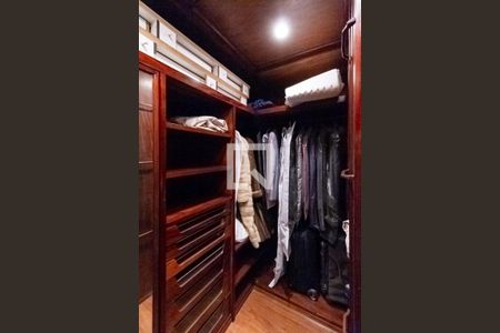 Casa à venda com 2342m², 4 quartos e 9 vagas Casa à venda com 2342m², 4 quartos e 9 vagasCloset da suíte 2