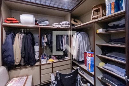 Casa à venda com 2342m², 4 quartos e 9 vagas Casa à venda com 2342m², 4 quartos e 9 vagasBanheiro e closet da suíte 4