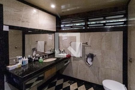 Casa à venda com 2342m², 4 quartos e 9 vagas Casa à venda com 2342m², 4 quartos e 9 vagasBanheiro e closet da suíte 4