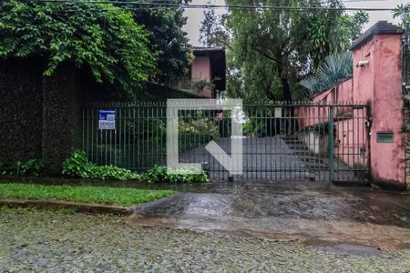 Casa à venda com 2342m², 4 quartos e 9 vagas Casa à venda com 2342m², 4 quartos e 9 vagasFachada