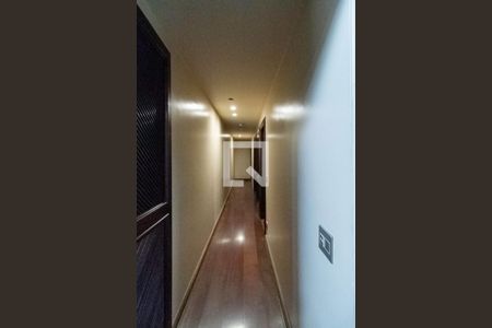 Casa à venda com 2342m², 4 quartos e 9 vagas Casa à venda com 2342m², 4 quartos e 9 vagasCorredor