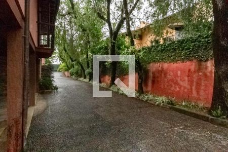 Casa à venda com 2342m², 4 quartos e 9 vagas Casa à venda com 2342m², 4 quartos e 9 vagasEntrada