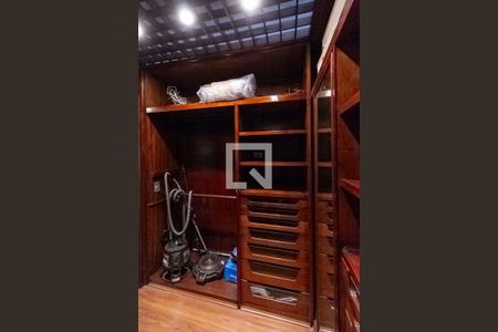 Casa à venda com 2342m², 4 quartos e 9 vagas Casa à venda com 2342m², 4 quartos e 9 vagasCloset da suíte 2