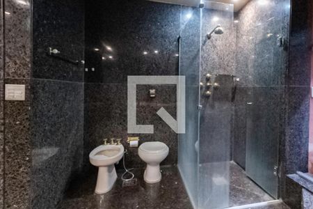 Casa à venda com 2342m², 4 quartos e 9 vagas Casa à venda com 2342m², 4 quartos e 9 vagasBanheiro da suíte 2