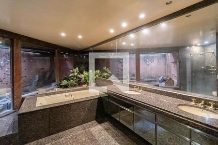 Casa à venda com 2342m², 4 quartos e 9 vagas Casa à venda com 2342m², 4 quartos e 9 vagasBanheiro da suíte 2