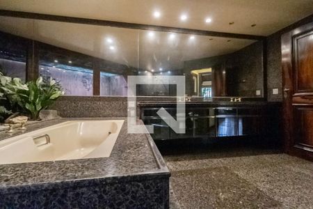 Casa à venda com 2342m², 4 quartos e 9 vagas Casa à venda com 2342m², 4 quartos e 9 vagasBanheiro da suíte 2