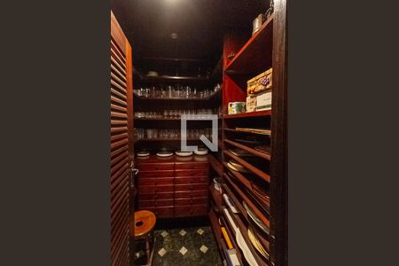 Casa à venda com 2342m², 4 quartos e 9 vagas Casa à venda com 2342m², 4 quartos e 9 vagasCozinha - Armários