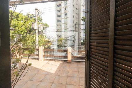 Casa à venda com 300m², 4 quartos e 2 vagas Casa à venda com 300m², 4 quartos e 2 vagasVaranda