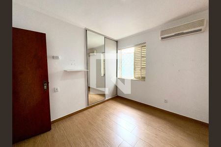 Casa à venda com 194m², 3 quartos e 3 vagas Casa à venda com 194m², 3 quartos e 3 vagasQuarto 2