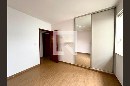 Casa à venda com 194m², 3 quartos e 3 vagas Casa à venda com 194m², 3 quartos e 3 vagasQuarto 2