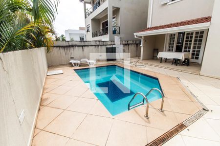 Casa de condomínio à venda com 300m², 4 quartos e 4 vagas Casa de condomínio à venda com 300m², 4 quartos e 4 vagasPiscina