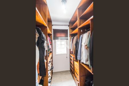 Casa de condomínio à venda com 300m², 4 quartos e 4 vagas Casa de condomínio à venda com 300m², 4 quartos e 4 vagasCloset da suíte master