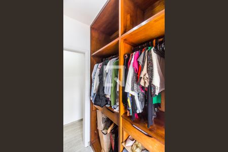 Casa de condomínio à venda com 300m², 4 quartos e 4 vagas Casa de condomínio à venda com 300m², 4 quartos e 4 vagasCloset da suíte master