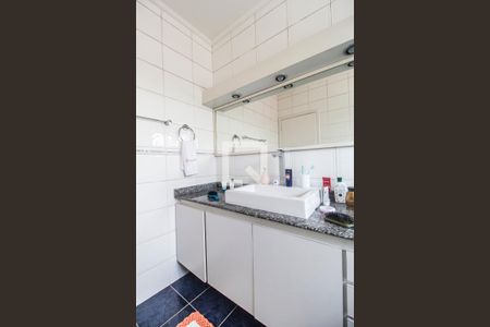 Casa de condomínio à venda com 300m², 4 quartos e 4 vagas Casa de condomínio à venda com 300m², 4 quartos e 4 vagasBanheiro da Suíte master