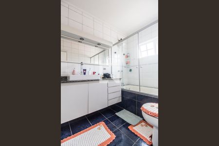 Casa de condomínio à venda com 300m², 4 quartos e 4 vagas Casa de condomínio à venda com 300m², 4 quartos e 4 vagasBanheiro da Suíte master