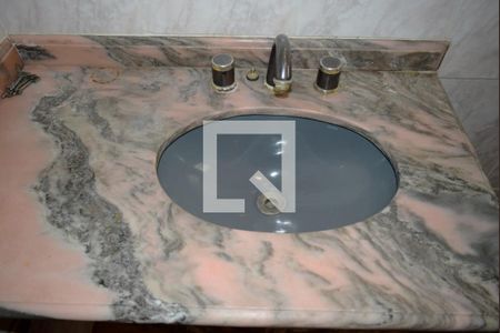 Casa à venda com 300m², 3 quartos e 4 vagasBanheiro Suíte 2