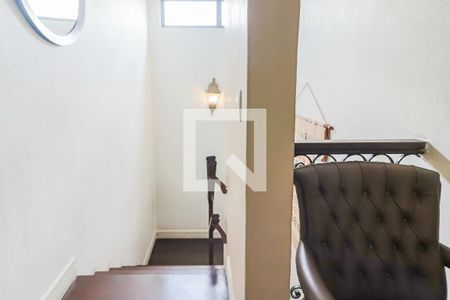 Casa à venda com 230m², 5 quartos e 3 vagas Casa à venda com 230m², 5 quartos e 3 vagasEscada