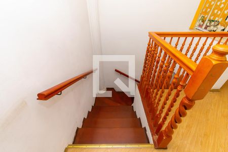 Casa à venda com 250m², 4 quartos e 3 vagas Casa à venda com 250m², 4 quartos e 3 vagasEscada