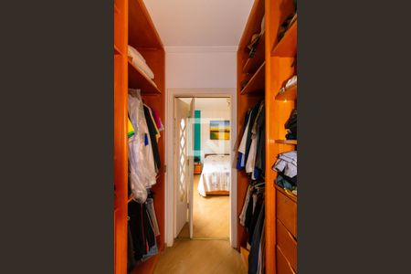 Casa à venda com 250m², 4 quartos e 3 vagas Casa à venda com 250m², 4 quartos e 3 vagasCloset da suíte