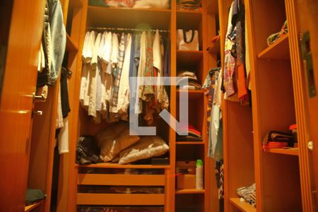 Casa à venda com 252m², 3 quartos e 4 vagasCloset Suíte 1