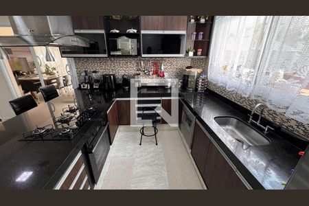 Casa à venda com 358m², 5 quartos e 6 vagas Casa à venda com 358m², 5 quartos e 6 vagasCozinha