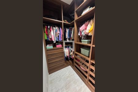Casa à venda com 358m², 5 quartos e 6 vagas Casa à venda com 358m², 5 quartos e 6 vagasCloset da suíte 3