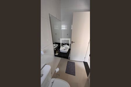 Casa à venda com 358m², 5 quartos e 6 vagas Casa à venda com 358m², 5 quartos e 6 vagasBanheiro da Suíte 4