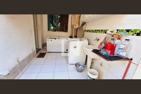 Casa à venda com 300m², 6 quartos e 2 vagas Casa à venda com 300m², 6 quartos e 2 vagasÁrea de Serviço