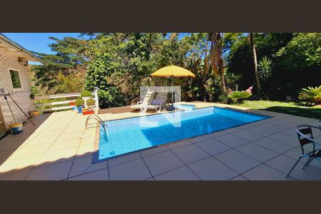 Casa à venda com 300m², 6 quartos e 2 vagas Casa à venda com 300m², 6 quartos e 2 vagasPiscina