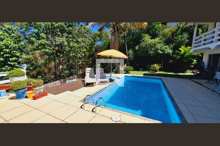 Casa à venda com 300m², 6 quartos e 2 vagas Casa à venda com 300m², 6 quartos e 2 vagasPiscina