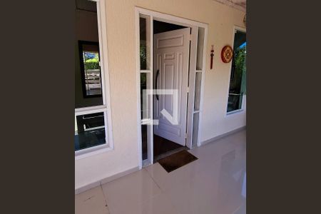 Casa à venda com 300m², 6 quartos e 2 vagas Casa à venda com 300m², 6 quartos e 2 vagasEntrada