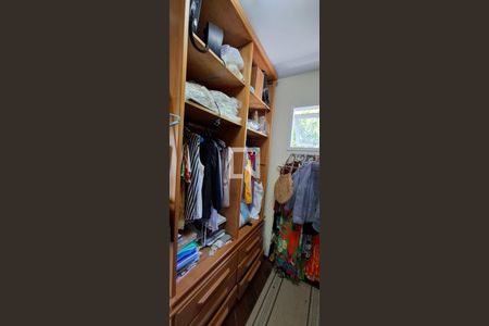 Casa à venda com 300m², 6 quartos e 2 vagas Casa à venda com 300m², 6 quartos e 2 vagasCloset