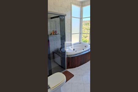 Casa à venda com 300m², 6 quartos e 2 vagas Casa à venda com 300m², 6 quartos e 2 vagasBanheiro 2