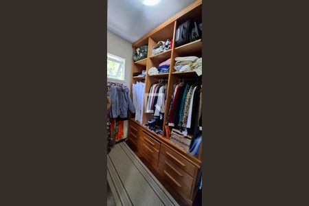 Casa à venda com 300m², 6 quartos e 2 vagas Casa à venda com 300m², 6 quartos e 2 vagasCloset