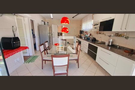 Casa à venda com 300m², 6 quartos e 2 vagas Casa à venda com 300m², 6 quartos e 2 vagasCozinha