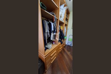 Casa à venda com 300m², 6 quartos e 2 vagas Casa à venda com 300m², 6 quartos e 2 vagasCloset