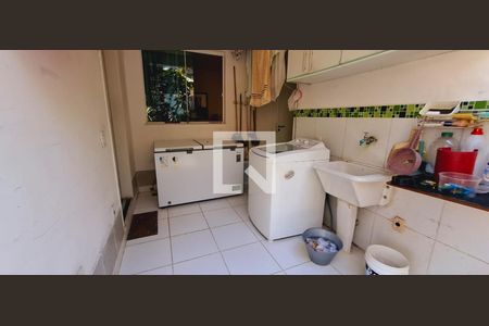 Casa à venda com 300m², 6 quartos e 2 vagas Casa à venda com 300m², 6 quartos e 2 vagasÁrea de Serviço