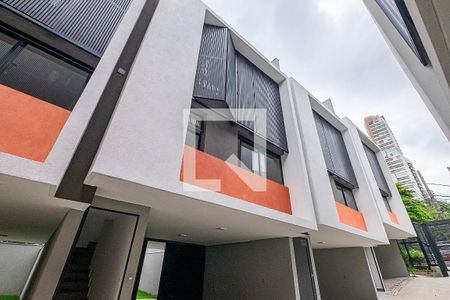 Casa de condomínio à venda com 226m², 3 quartos e 3 vagas Casa de condomínio à venda com 226m², 3 quartos e 3 vagasFachada