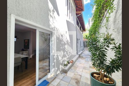 Casa à venda com 553m², 5 quartos e 4 vagas Casa à venda com 553m², 5 quartos e 4 vagasCorredor lateral