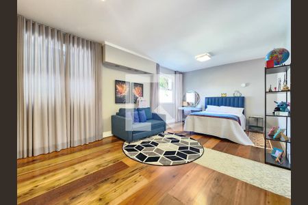 Casa à venda com 553m², 5 quartos e 4 vagas Casa à venda com 553m², 5 quartos e 4 vagasQuarto 4