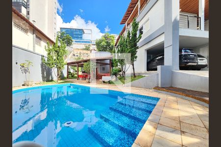 Casa à venda com 553m², 5 quartos e 4 vagas Casa à venda com 553m², 5 quartos e 4 vagasPiscina