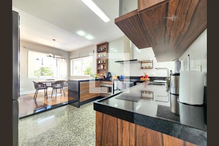 Casa à venda com 553m², 5 quartos e 4 vagas Casa à venda com 553m², 5 quartos e 4 vagasCozinha