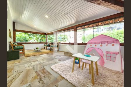 Casa à venda com 553m², 5 quartos e 4 vagas Casa à venda com 553m², 5 quartos e 4 vagasVaranda da Sala 2