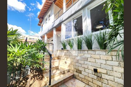 Casa à venda com 553m², 5 quartos e 4 vagas Casa à venda com 553m², 5 quartos e 4 vagasEntrada