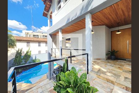 Casa à venda com 553m², 5 quartos e 4 vagas Casa à venda com 553m², 5 quartos e 4 vagasVaranda - entrada