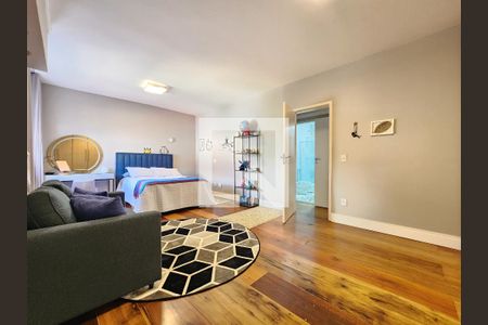 Casa à venda com 553m², 5 quartos e 4 vagas Casa à venda com 553m², 5 quartos e 4 vagasQuarto 4