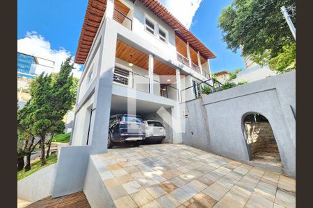 Casa à venda com 553m², 5 quartos e 4 vagas Casa à venda com 553m², 5 quartos e 4 vagasGaragem